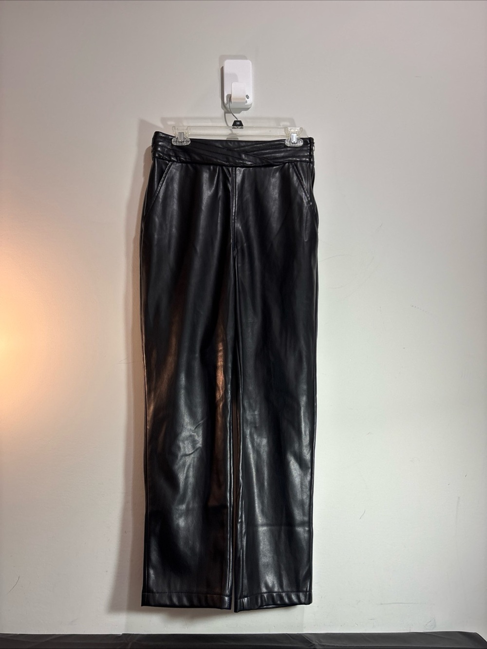 7 For All Mankind Black Faux Leather Straight-Leg Womens Pants. J-80